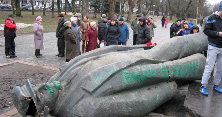 vladimir lenin statue satoshi nakamoto ukraine Ukraine: kế hoạch thay thế tượng đài Tượng Lenin thành Satoshi Nakamoto